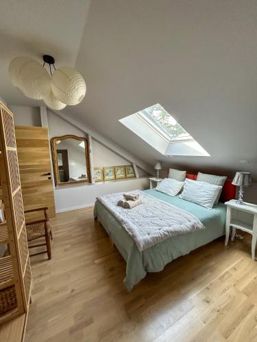 une chambre avec un lit et une lucarne dans l'établissement Chambres d hôtes Puchouaou Nuage sur le chemin de Saint Jacques de compostelle, à Montesquiou