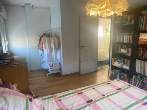 une chambre avec un lit et une pièce avec un miroir dans l'établissement Chambres à la campagne, à Mus