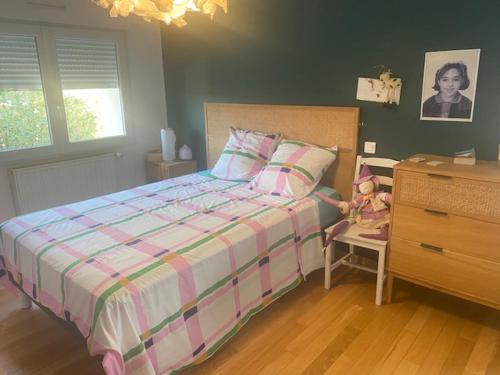 une chambre avec un lit et une commode dans l'établissement Chambres à la campagne, à Mus