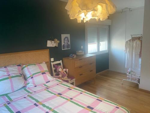 une chambre avec un lit et une commode dans l'établissement Chambres à la campagne, à Mus