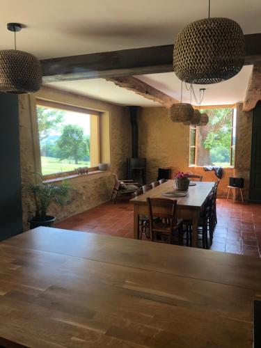 une salle à manger avec une table et des chaises en bois dans l'établissement Chambres d hôtes Puchouaou Nuage sur le chemin de Saint Jacques de compostelle, à Montesquiou