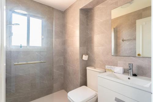 Poniente Luxe Oasis - Modern, Quiet & Steps from Sea photo 14
