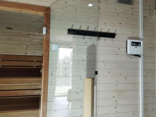 VeternikにあるApartman TESLA 29, Veternikの木の壁とバスケットボールのゴールがある部屋
