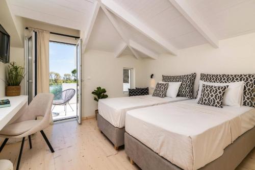 Ένα ή περισσότερα κρεβάτια σε δωμάτιο στο White Collection Villas & Suites - Pnoe Villa