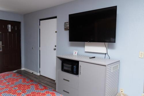 Una televisión o centro de entretenimiento en Columbus Inn and Suites