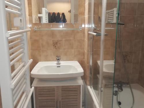 Ένα μπάνιο στο Appartement cosy 4 pers avec WIFI et parking à Lanslevillard - FR-1-508-183
