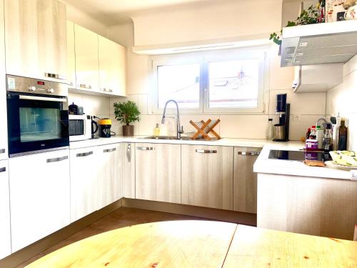 Kuchyň nebo kuchyňský kout v ubytování Superbe maison avec jardin