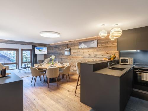 une cuisine et une salle à manger avec une table et une salle à manger dans l'établissement Charmant Duplex à Courchevel Village, 3 Chambres, Parking & Proche Pistes - FR-1-618-31, à Courchevel