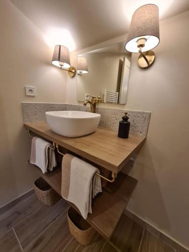 une salle de bain avec un lavabo et un miroir dans l'établissement Magnifique cosy loft au cœur du centre ville, à Saint-Étienne