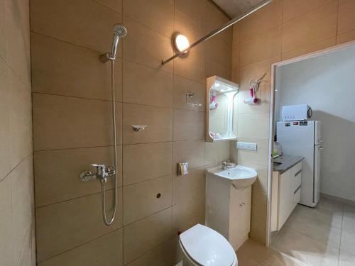 a bathroom with a shower and a toilet and a sink at Habitación 2 personas Monte Hermoso in Monte Hermoso