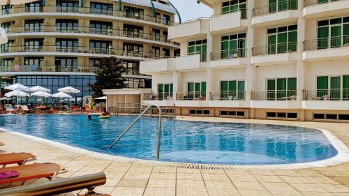 Bazén v ubytování Stunning Private Beachfront Studio with Pool Access nebo v jeho okolí