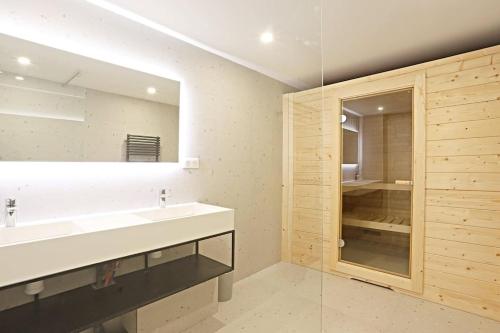 une salle de bain avec un lavabo et un miroir dans l'établissement Charmant appartement 8 personnes avec Sauna, à Paris