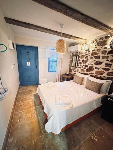 una camera da letto con un letto grande con una porta blu di Lemon Villa Hotel a Alanya