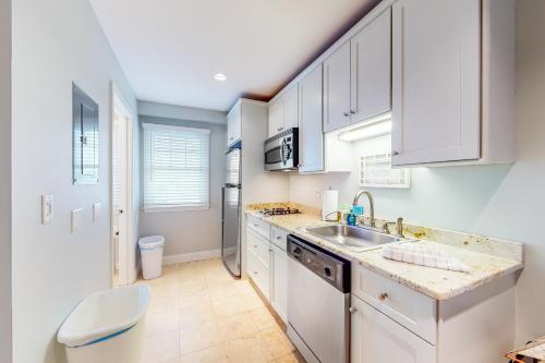Dapur atau dapur kecil di Immaculate Beach Condo