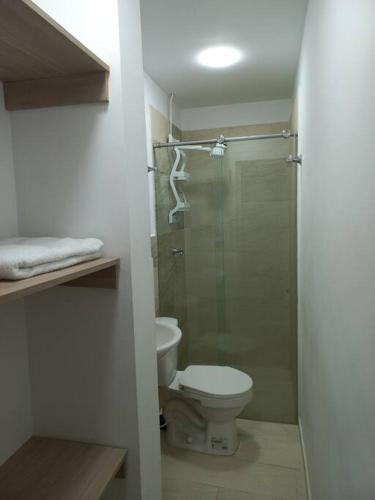 Ένα μπάνιο στο Acogedor Apto en Caney Tu Hogar Lejos de Casa