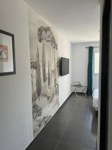 un salon avec un tableau sur le mur dans l'établissement Domaine de Murticcia 