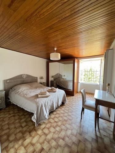 une chambre avec un lit, une table et un miroir dans l'établissement Charmante maison à louer, à Bastelicaccia