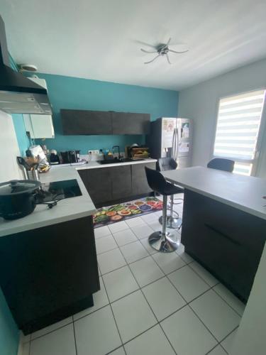 une cuisine avec un évier et un plan de travail dans l'établissement Superbe chambre confortable proche de Vichy et du PAL, à Saint-Rémy-en-Rollat