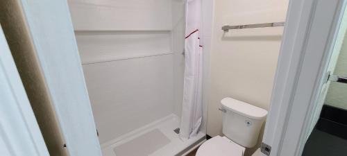 バイロンにあるRed Roof Inn Byronの小さなバスルーム(トイレ、シャワー付)