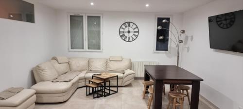 Dépendance 90m2 dans villa avec piscine