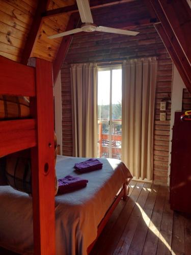 a bedroom with a bunk bed and a window at Alpinas San Lorenzo in Merlo