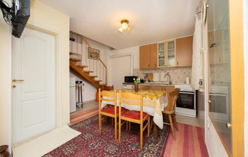Gorgeous Apartment In Kastel Stari With Wifi