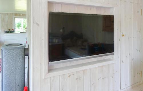 Televisyen dan/atau pusat hiburan di Amazing Home In Sandefjord With Wifi
