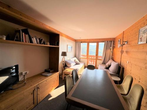 - un salon avec une table, un canapé et un lit dans l'établissement Résidence Nereides - 3 Pièces pour 7 Personnes 68, à Mâcot La Plagne