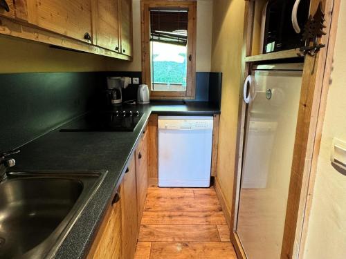 une cuisine avec un évier et un réfrigérateur dans l'établissement Résidence Nereides - 3 Pièces pour 7 Personnes 68, à Mâcot La Plagne