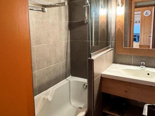 une salle de bain avec une baignoire, un lavabo et une douche dans l'établissement Résidence Nereides - 3 Pièces pour 7 Personnes 68, à Mâcot La Plagne