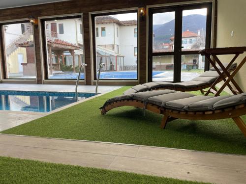 Kolam renang di atau dekat dengan Вила Флора Паталеница