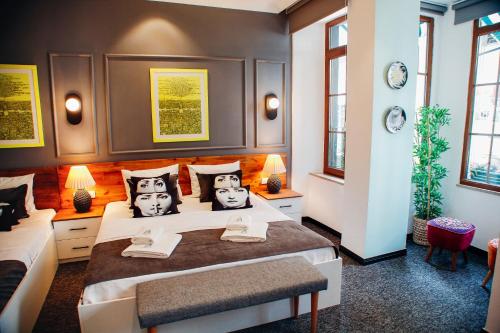 Postel nebo postele na pokoji v ubytování Istiklal Street Taksim House Yamalya Hotel