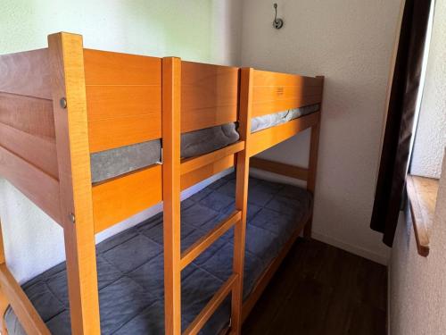 quelques lits superposés dans une chambre dans l'établissement Résidence Callisto - Studio pour 4 Personnes 05, à Mâcot La Plagne
