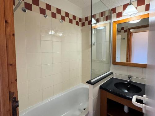 une salle de bain avec un lavabo et une baignoire dans l'établissement Résidence Callisto - Studio pour 4 Personnes 05, à Mâcot La Plagne