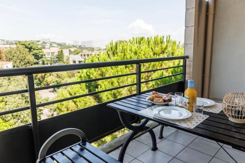 Una mesa con un plato de comida en un balcón. en T2 Plage Prado-David, Parc Borély, Parking Privée, en Marsella