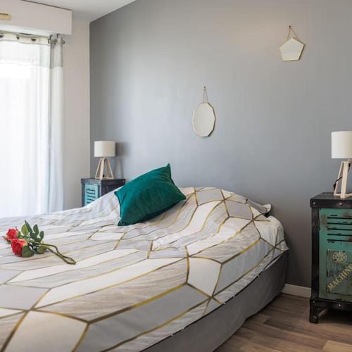 - une chambre avec un lit doté d'un oreiller vert et d'une fenêtre dans l'établissement T2 Plage Prado-David, Parc Borély, Parking Privée, à Marseille