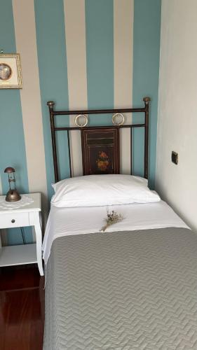 a bed in a room with a blue wall at Sosta in Sila in Spezzano Piccolo