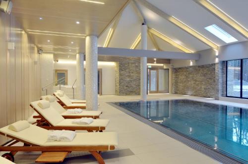 a swimming pool with lounge chairs and a swimming pool at Columna Medica in Łask