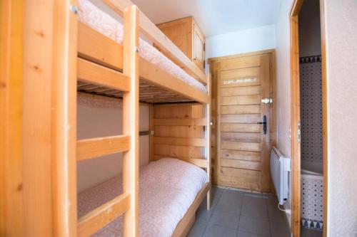 une chambre avec deux lits superposés dans une cabine dans l'établissement Résidence Les Arolles - Studio cabine 4/5 personnes exposé Sud MAE-8194, à Valloire