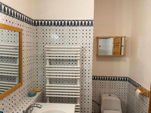 une salle de bain avec un lavabo et des toilettes dans l'établissement Résidence Les Arolles - Studio cabine 4/5 personnes exposé Sud MAE-8194, à Valloire