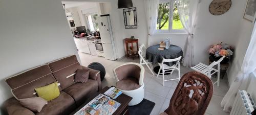 un salon avec un canapé et une table dans l'établissement Breizh Villa, à Landivisiau
