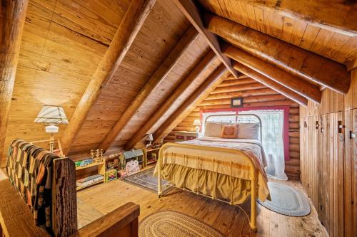 Ένα ή περισσότερα κρεβάτια σε δωμάτιο στο Cabin In The Pines