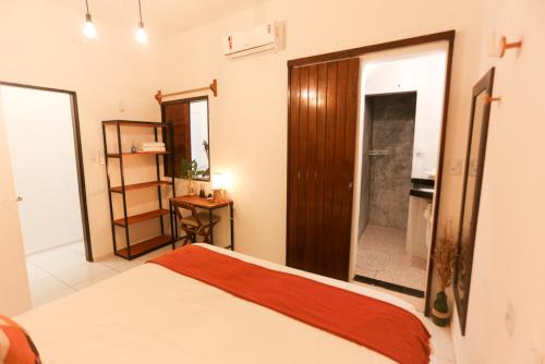 a bedroom with a large bed and a bathroom at Pousada Movimento in Prea