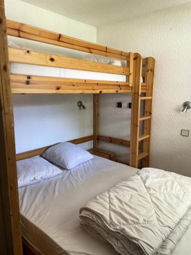 une chambre avec un lit superposé avec une échelle dans l'établissement Résidence Plan Soleil - 2 pièces 4 personnes 3 exposé Sud MAE-9634, à Valloire