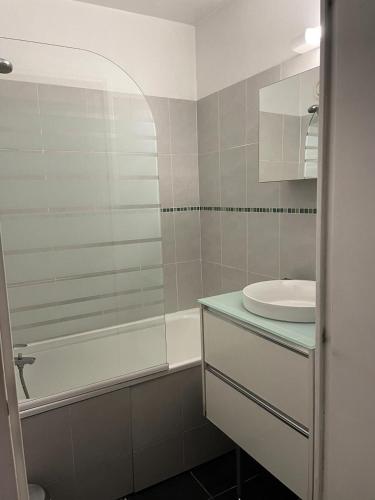 une salle de bain avec un lavabo, une baignoire et un miroir dans l'établissement Résidence Plan Soleil - 2 pièces 4 personnes 3 exposé Sud MAE-9634, à Valloire