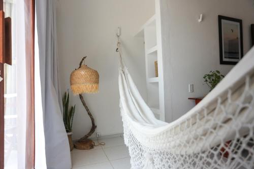 a white room with a hammock in a room at Pousada Movimento in Prea