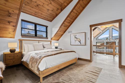 Katil atau katil-katil dalam bilik di New Luxury Cabin! Fireplace and Jacuzzi!