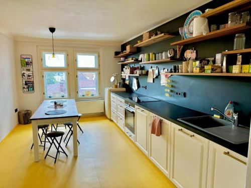 Photo de la galerie de l'établissement KNK Vibrant Central Spacious Hideaway, à Hradec Králové