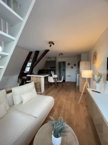 un salon avec un canapé blanc et une table dans l'établissement Duplex bord de l'Eure - Parking inclus - Jolie vue sur la cathédrale, à Chartres