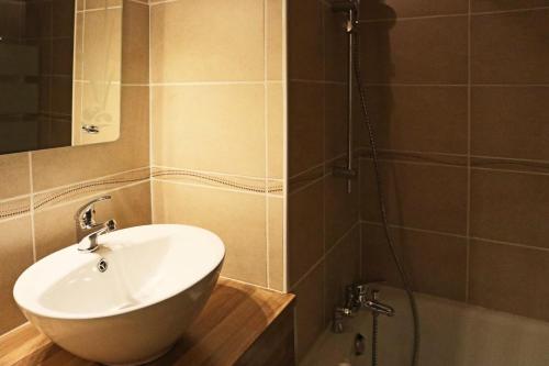 une salle de bain avec un lavabo et une douche dans l'établissement Résidence Le Belvedere - Coquet studio équipé pour 4 personnes en résidence de standing MAE-6014, aux Orres